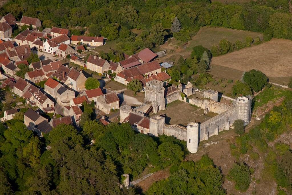 Un des plus beaux villages de l'Yonne avec son château fort et  les sources abondantes qui jaillissent de la Druyes, rivière qui a donné son nom au village.